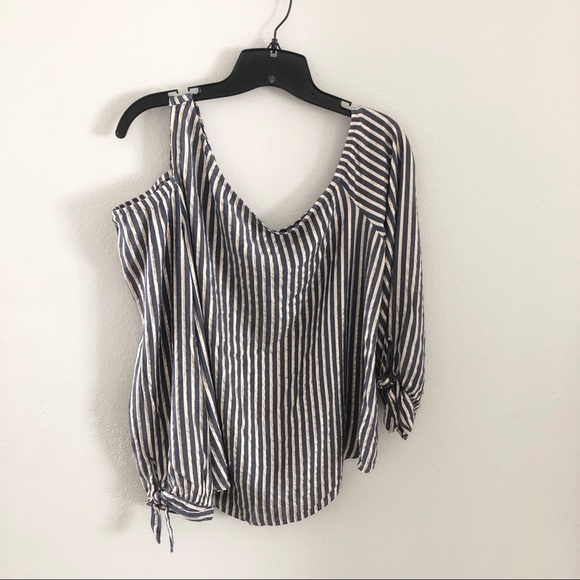 Express One Cold Shoulder - Picture 8 of 8